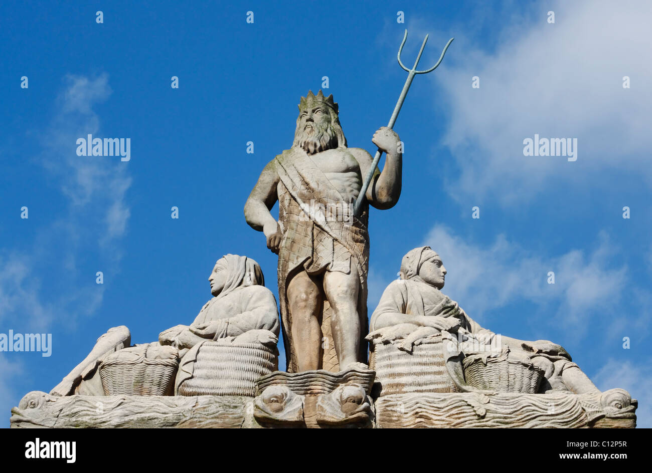 Statua di Nettuno e fishwives sul vecchio mercato del pesce edificio (ora un bar alla moda) sulla banchina, Newcastle upon Tyne, Inghilterra. Foto Stock