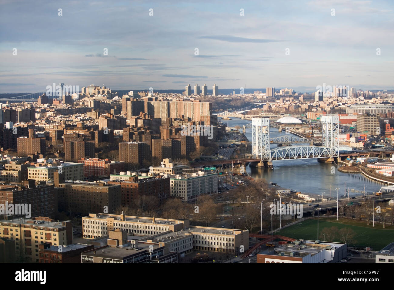 Stati Uniti d'America, nello Stato di New York, New York City, Cityscape con Triboro Bridge Foto Stock