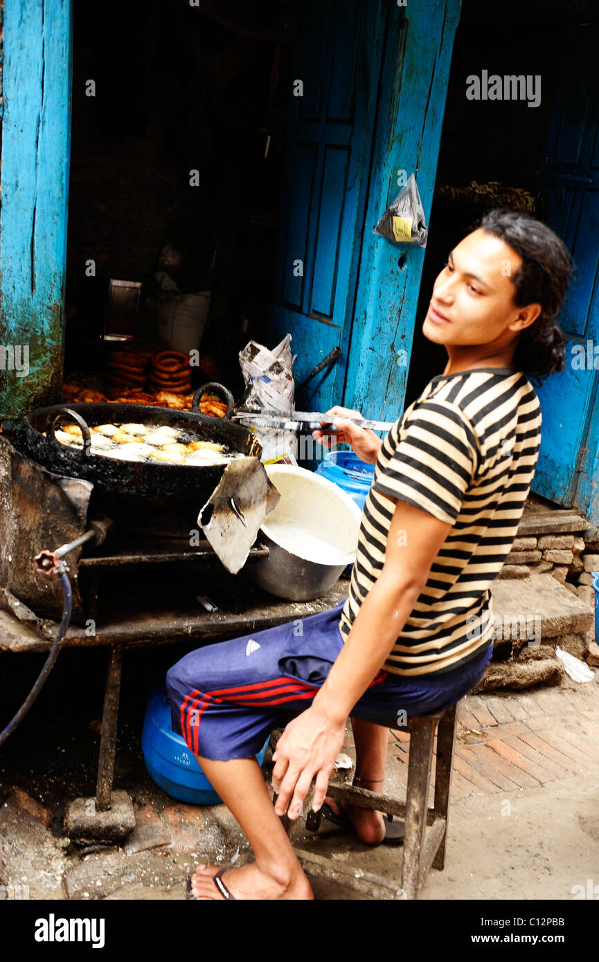 Street chef di cucina pane nepalese , vita quotidiana , la vita di strada a Kathmandu in Nepal Foto Stock