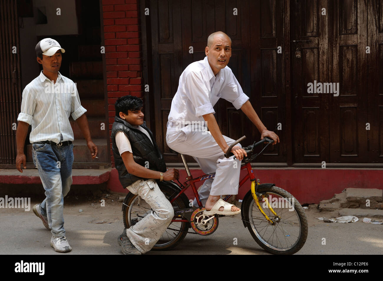 Due uomini in bicicletta equitazione , i popoli vive ( i nepalesi ) ,vita in Kathmandu , kathmandu vita di strada , il Nepal Foto Stock