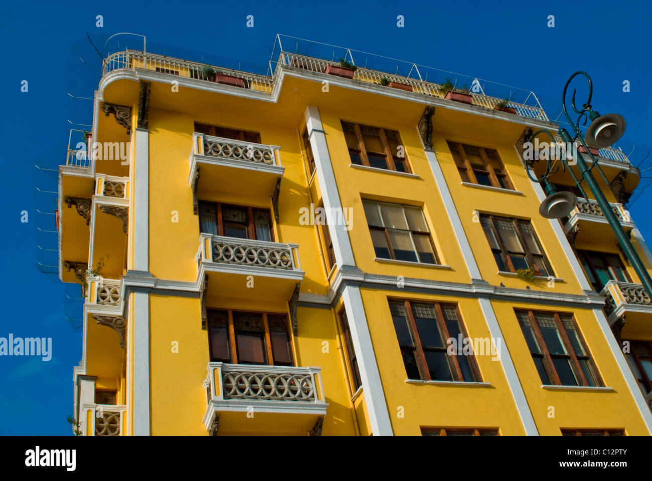Verniciato giallo edificio esterno in Istanbul Foto Stock