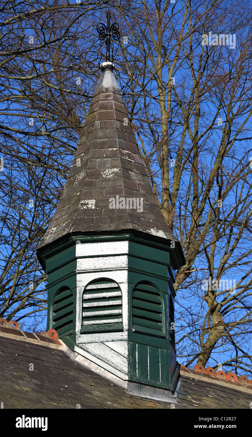 La bocchetta sfinestrato sul tetto del Vittoriano blocco stabile a Saltwell Park Gateshead Inghilterra Foto Stock