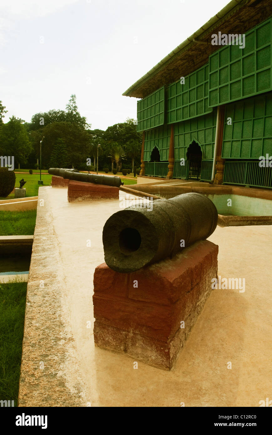 Il cannone a un palazzo, Tipu Sultan's Summer Palace, Shrirangapattana, Mandya, Karnataka, India Foto Stock