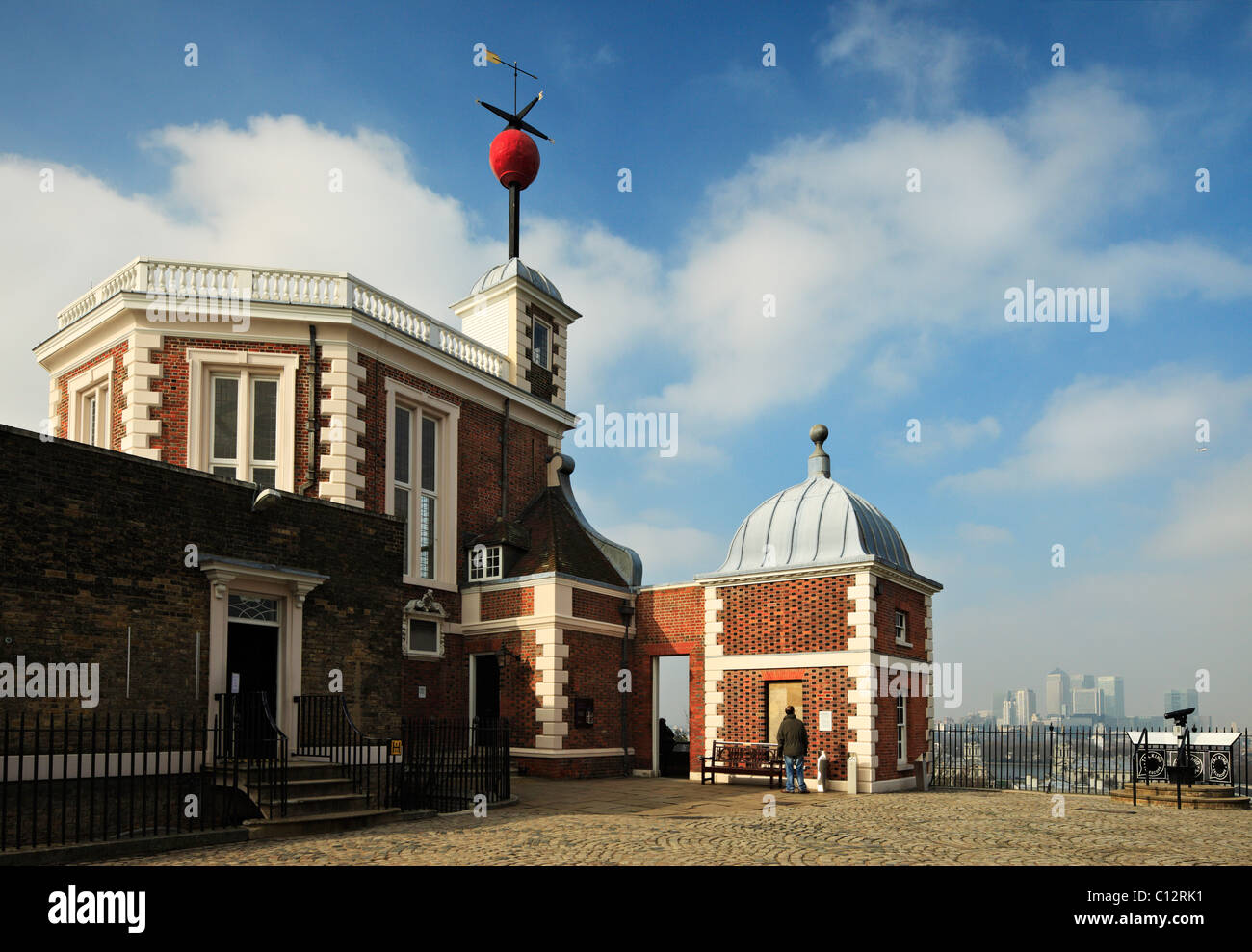 Osservatorio Reale di Greenwich, con la sfera di tempo sollevate & circa di discesa del segnale a 1PM. Foto Stock