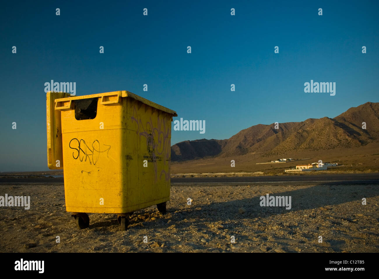 Abbandonato bidone con ruote in campagna Foto Stock