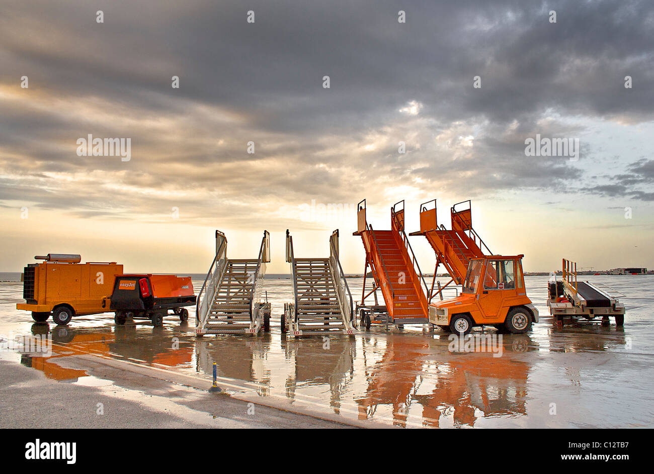 Fasi di passeggeri sulla pista bagnata Foto Stock