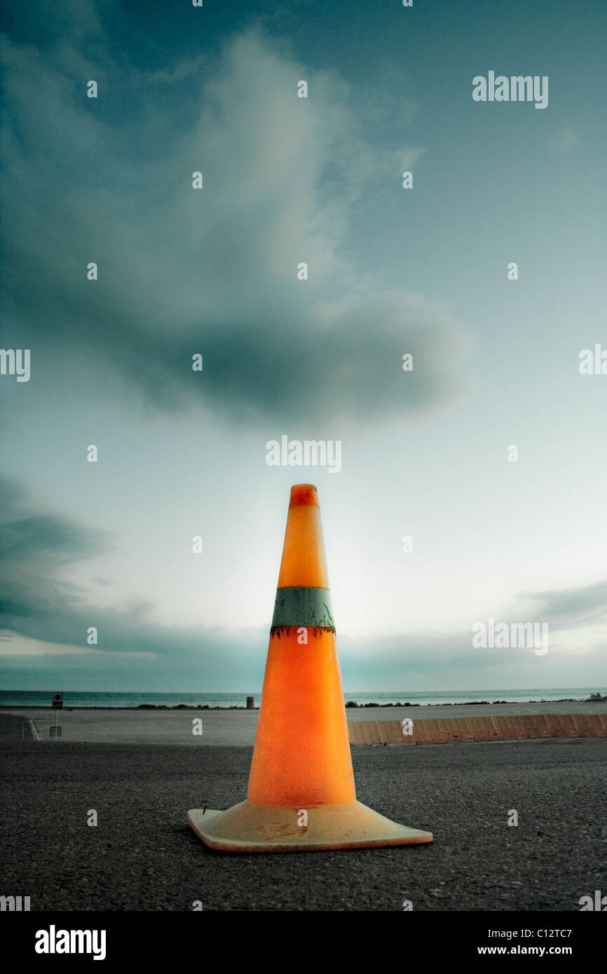 Cono stradale su asfalto Foto Stock