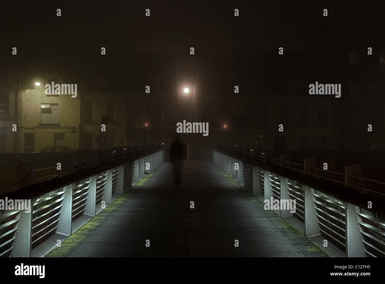 Figura solitaria sul ponte di Shandon in sughero di notte, Irlanda Foto Stock