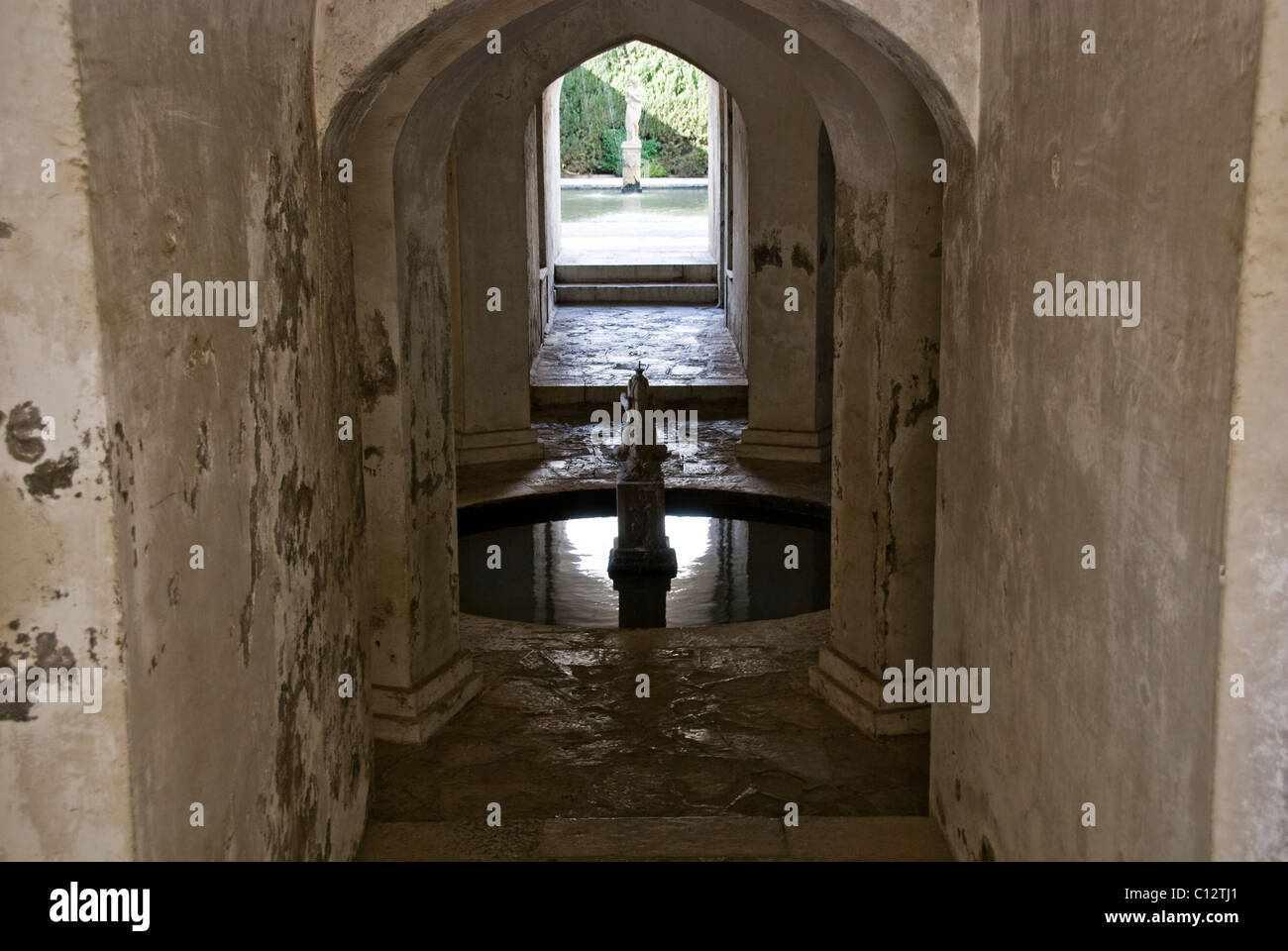 Interno di una fontana di acqua in Fundacion Rodriguez Acosta, Granada, Andalusia, Spagna Foto Stock
