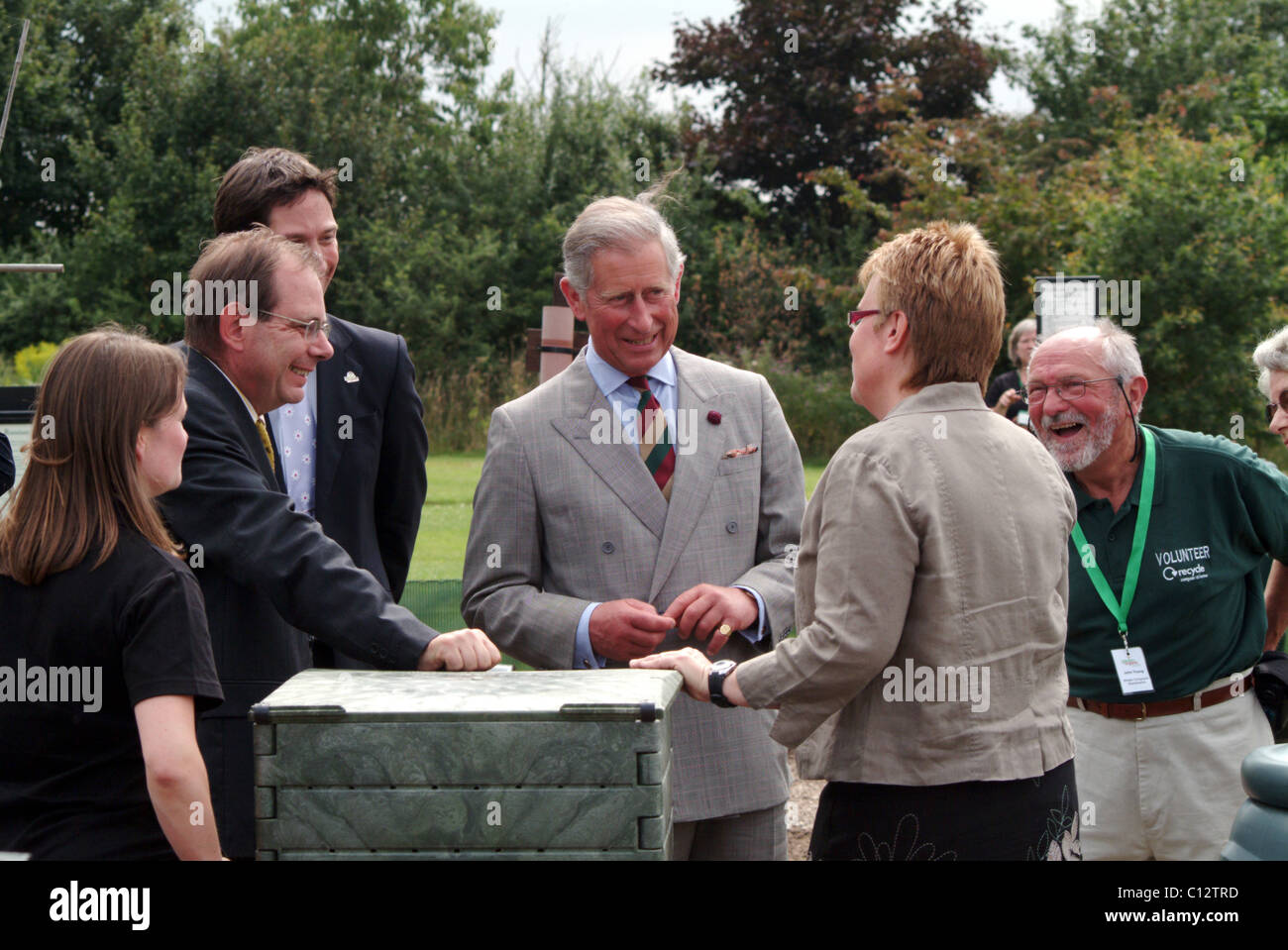 S.a.r. il Principe Carlo visitando il giardino organico, Ryton, Warwickshire, Regno Unito Foto Stock