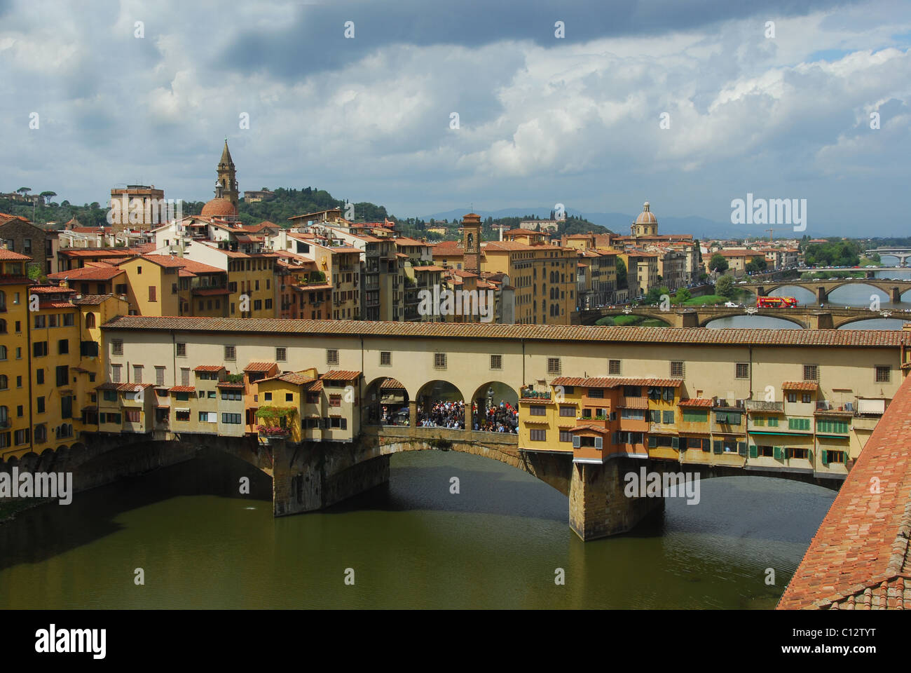 Firenze, Italia. Il Ponte Vecchio e dal fiume Arno Foto Stock