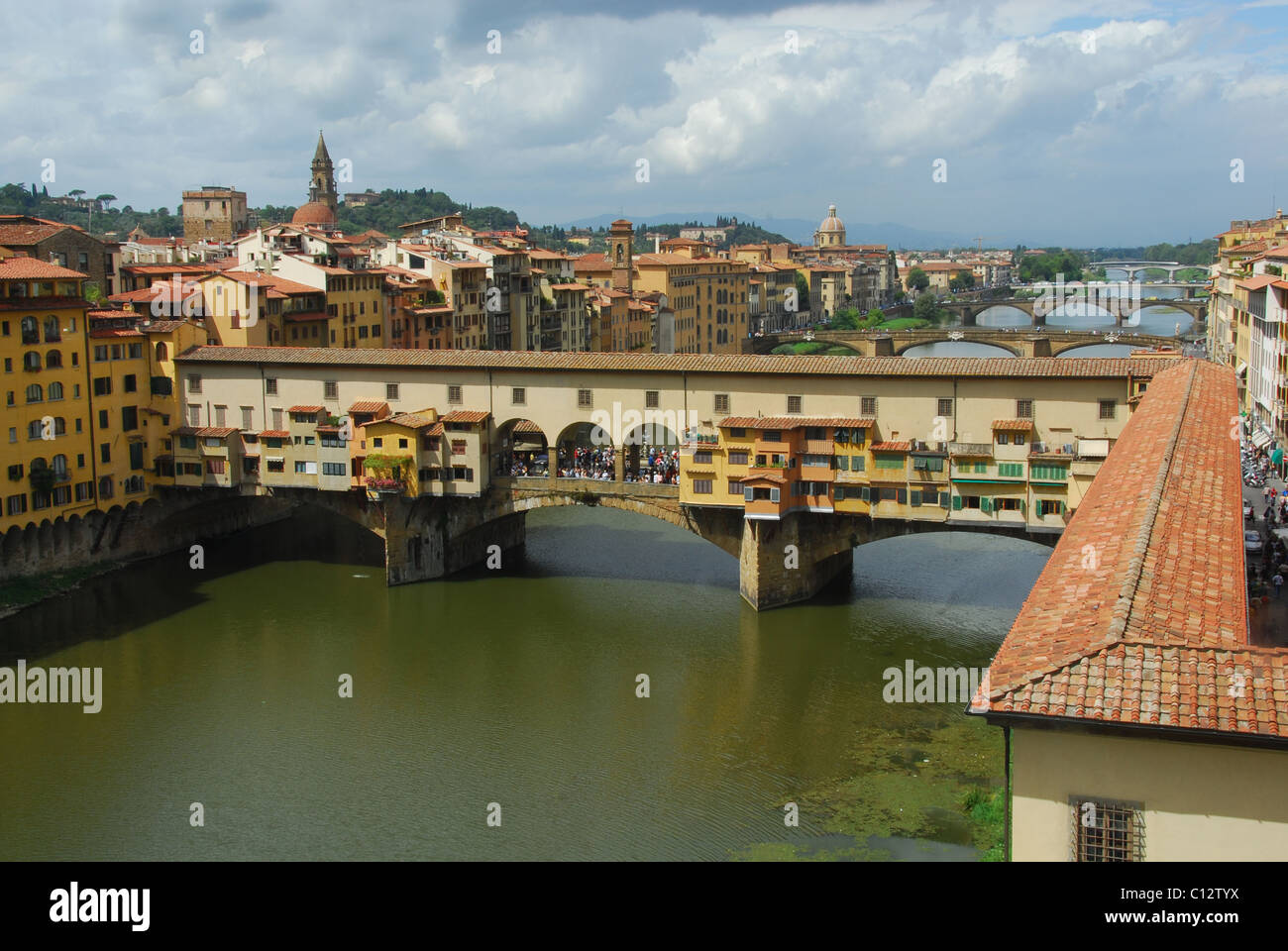 Firenze, Italia. Il Ponte Vecchio e dal fiume Arno Foto Stock