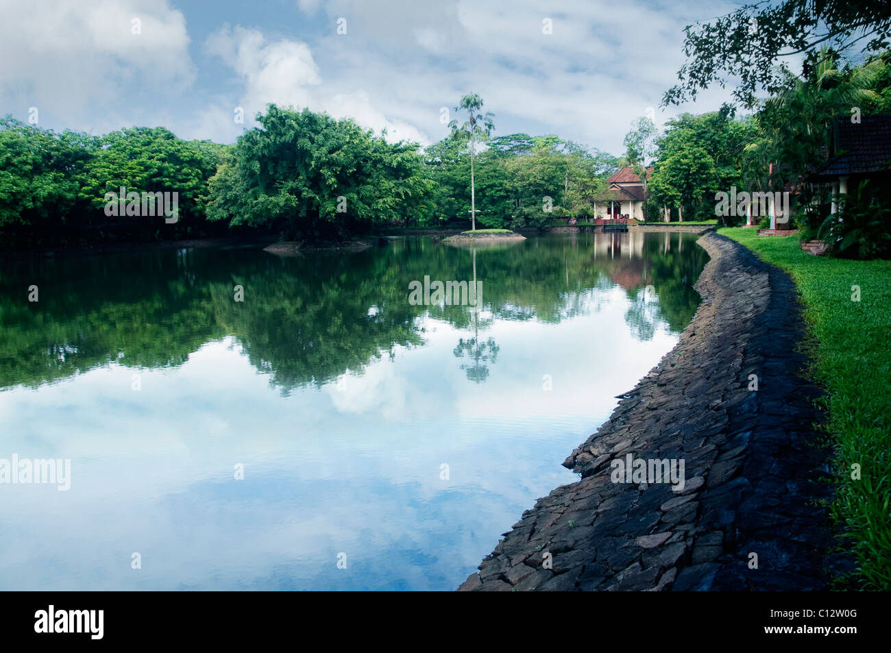 Villaggio turistico nei pressi di un lago, Zuri Kumarakom Resort e Spa, Kumarakom, distretto di Kottayam Kerala, India Foto Stock