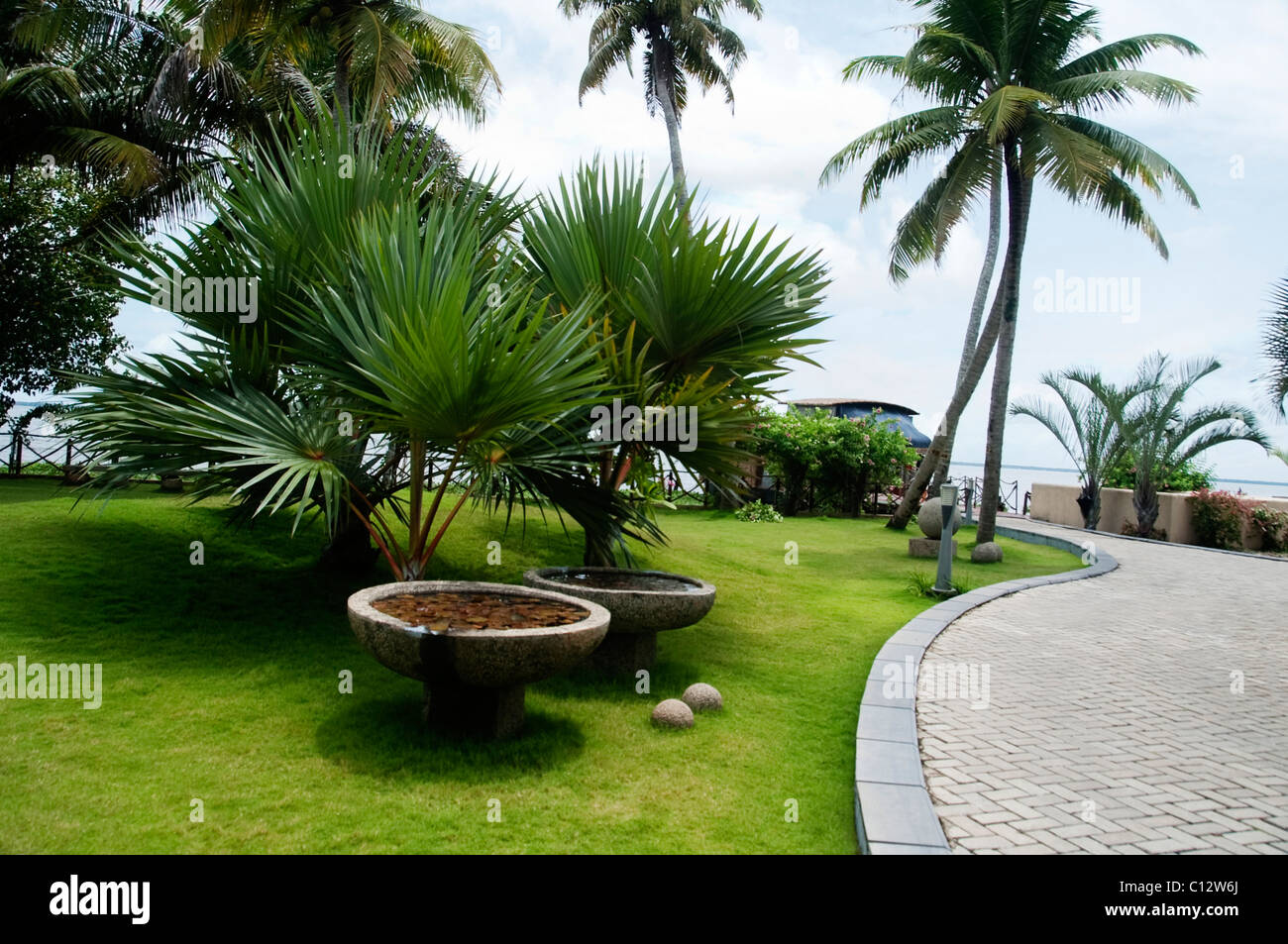 Giardino di una località turistica, Zuri Kumarakom Resort e Spa, Kumarakom, distretto di Kottayam Kerala, India Foto Stock