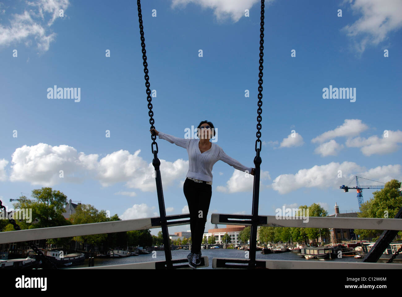 Donna in piedi sul ponte Magere, Amsterdam Foto Stock