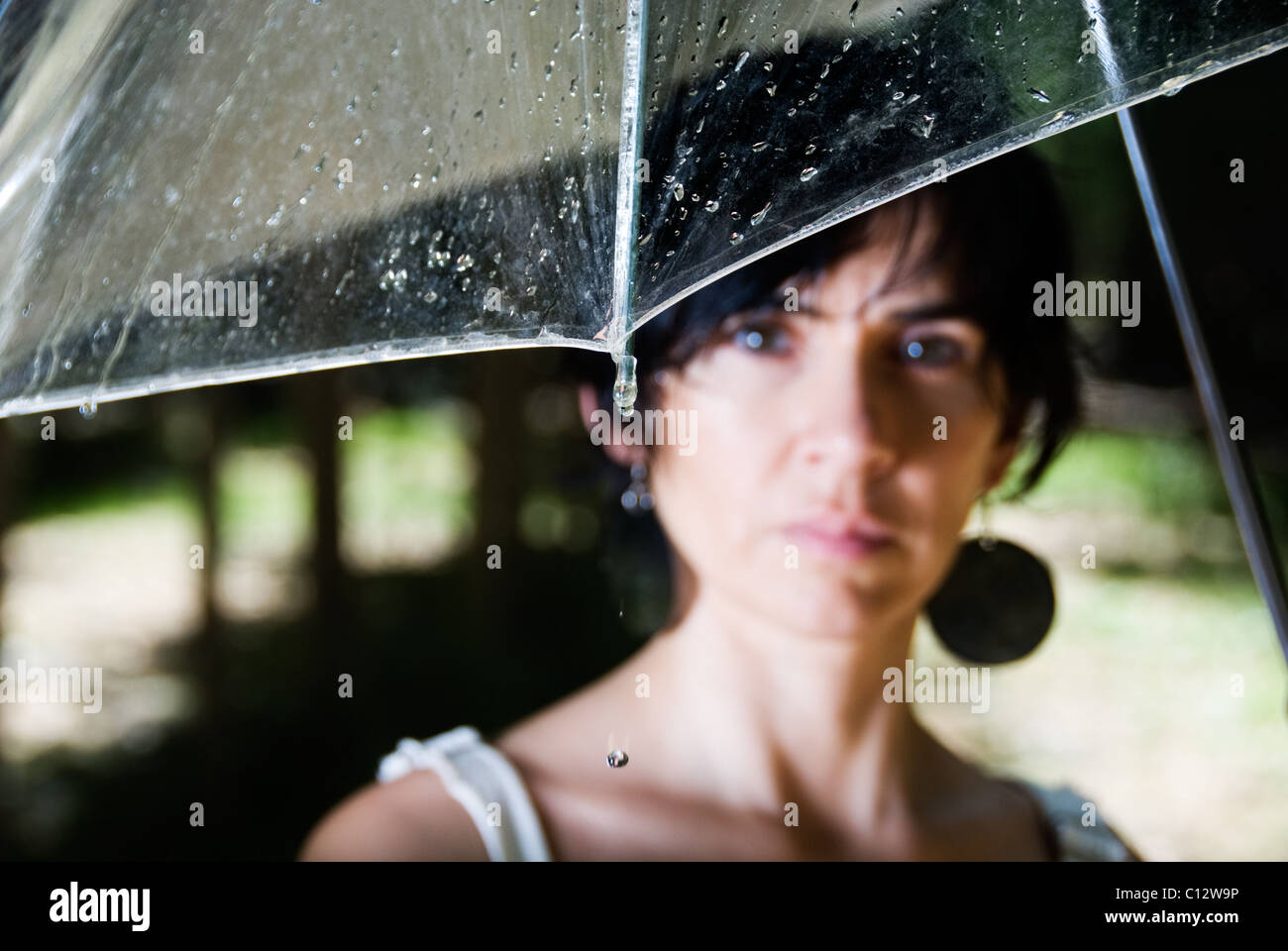 Donna ripari sotto ombrellone in Fuente Vaqueros Foto Stock