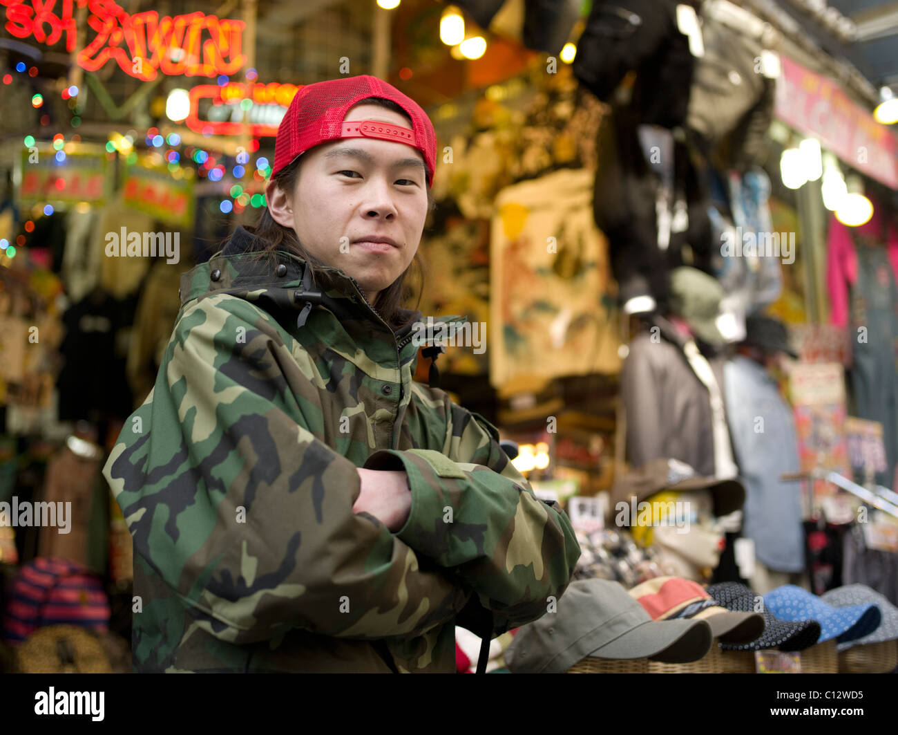 Giovane uomo giapponese nel quartiere alla moda di America-mura quartiere di Osaka, Giappone Foto Stock