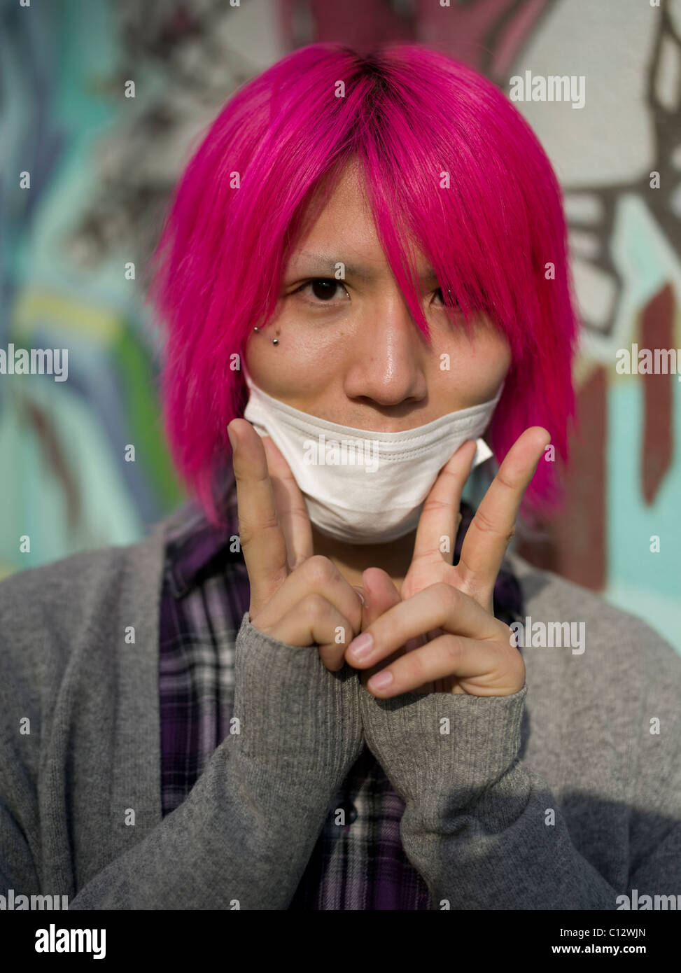 Giovane uomo giapponese nel quartiere alla moda di America-mura quartiere di Osaka, Giappone Foto Stock