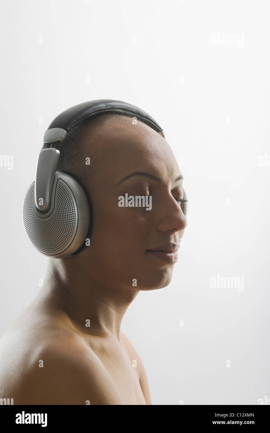 Gay-uomo che ascolta le cuffie Foto Stock