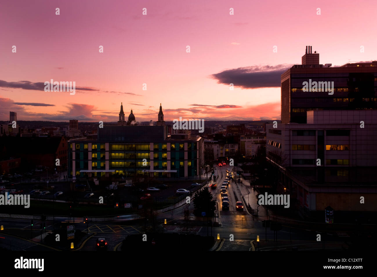 Leeds town hall e la sala civica sul lo skyline del centro cittadino di Leeds al tramonto Yorkshire Regno Unito Foto Stock
