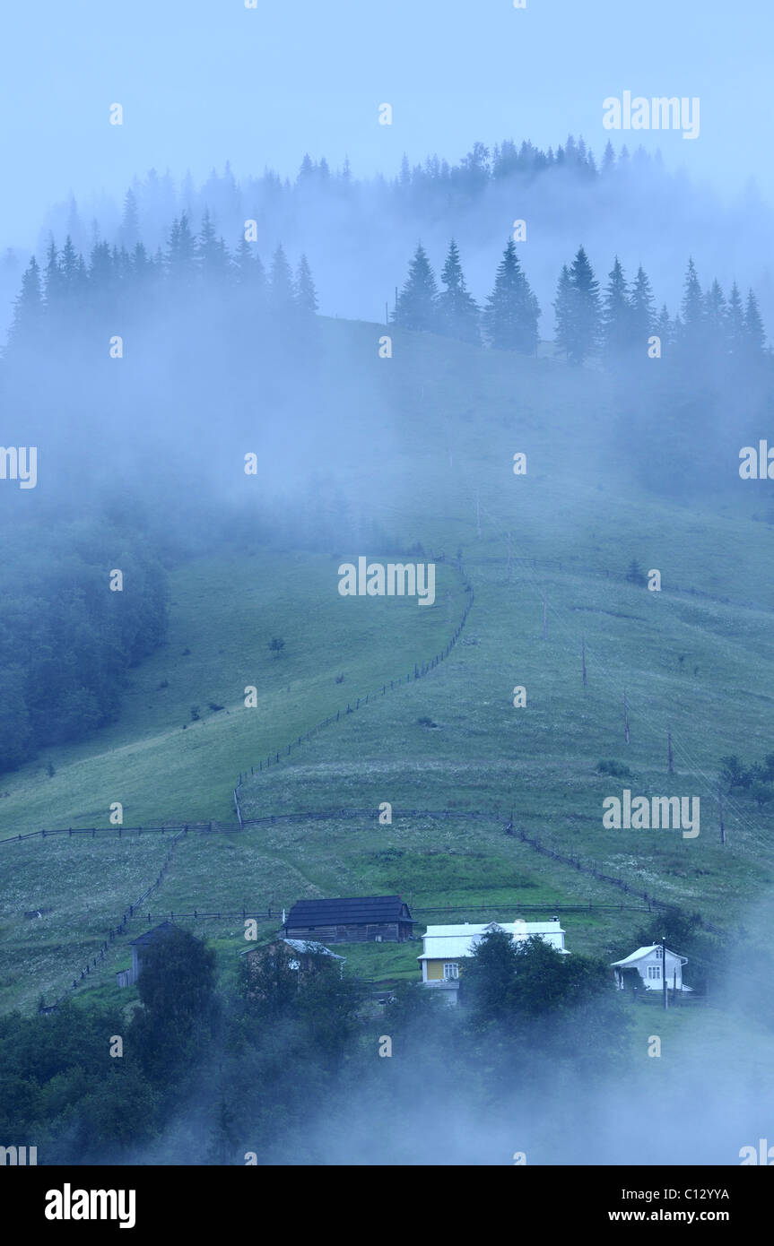 La nebbia la posa su dzembronya paesaggio in Ucraina Foto Stock