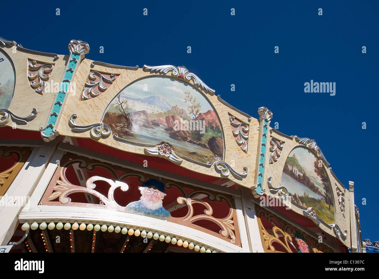 Dettaglio di un tradizionale merry-go-round all'Oktoberfest di Monaco di Baviera Foto Stock