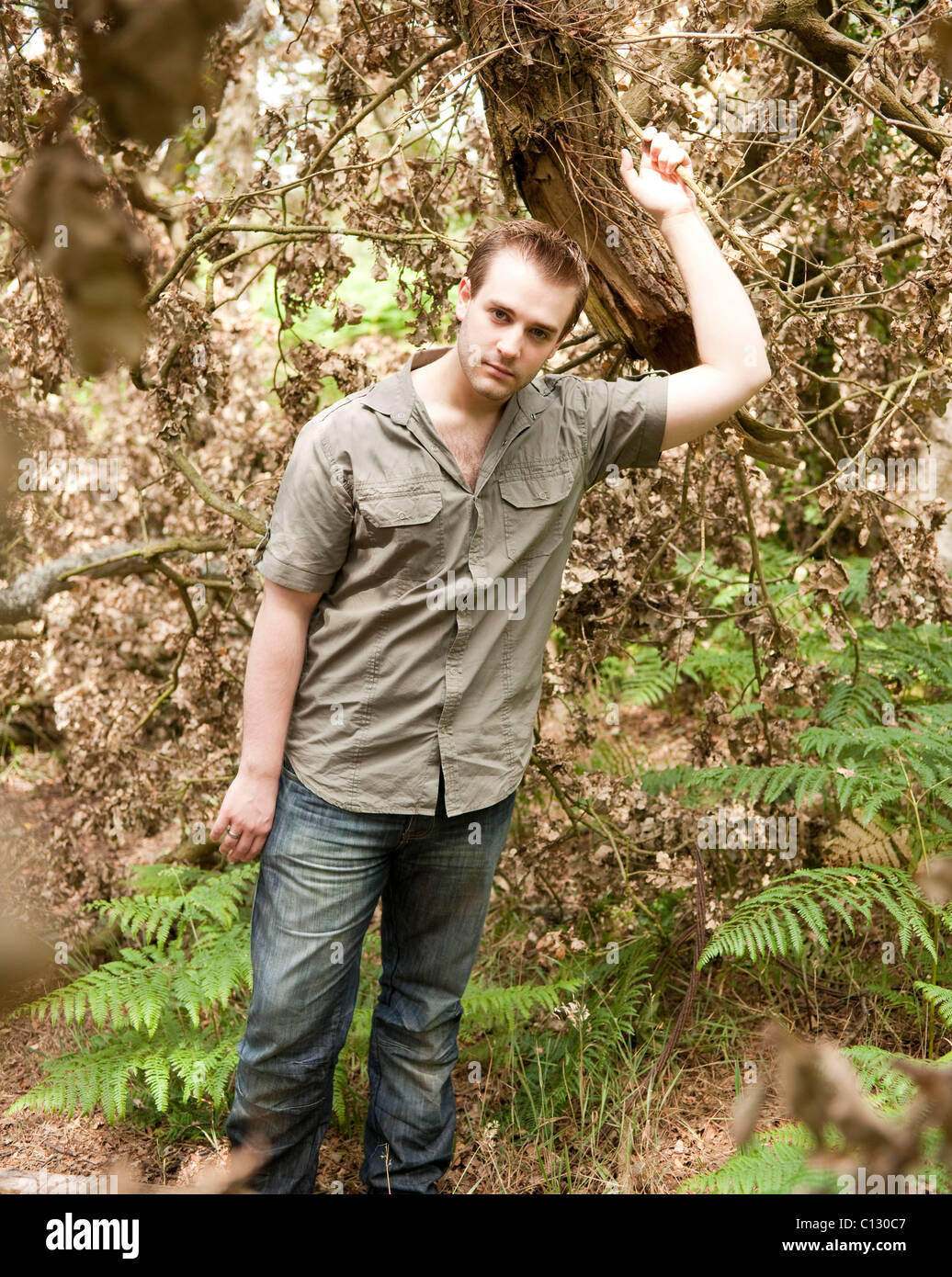 Ritratto di giovane uomo in una foresta Foto Stock