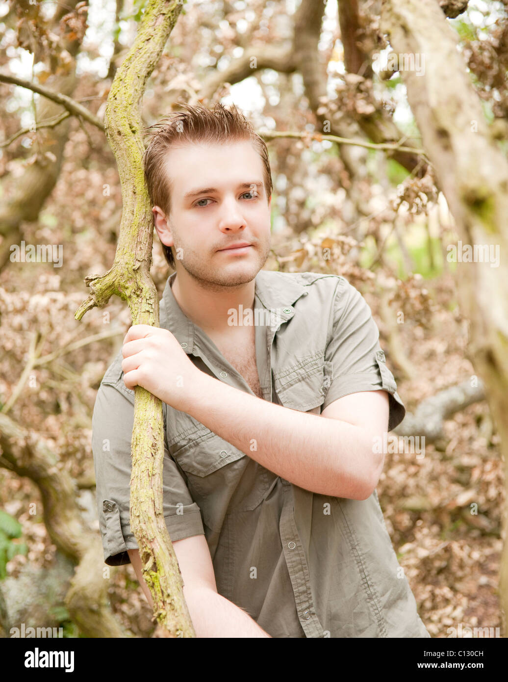Ritratto di giovane uomo in una foresta Foto Stock