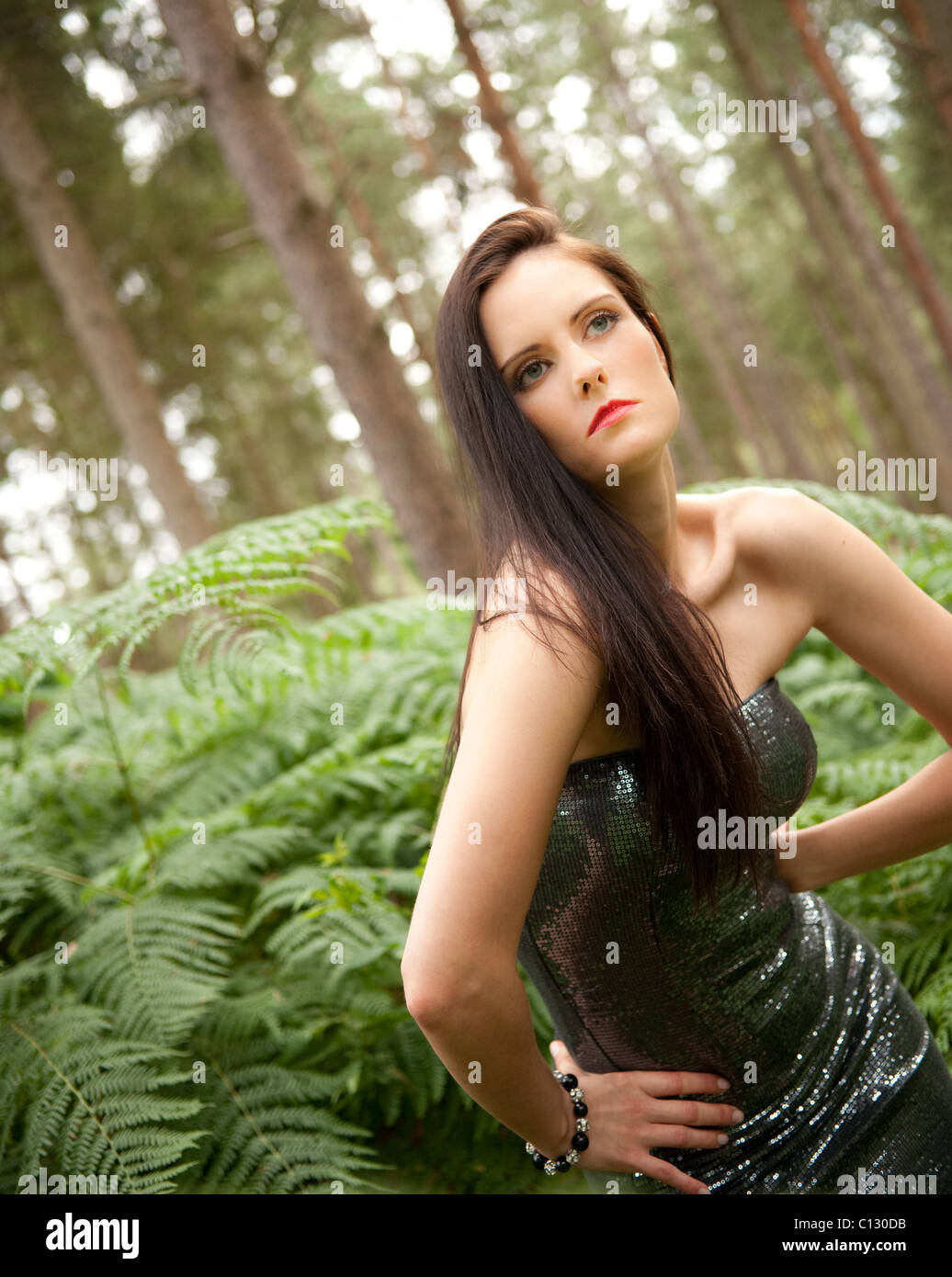 Ritratto di giovane donna in foresta Foto Stock