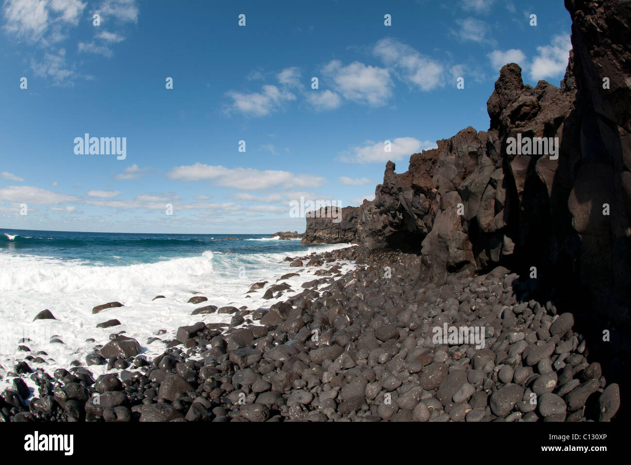 Nere rocce laviche , onde del mare Lanzarote Foto Stock