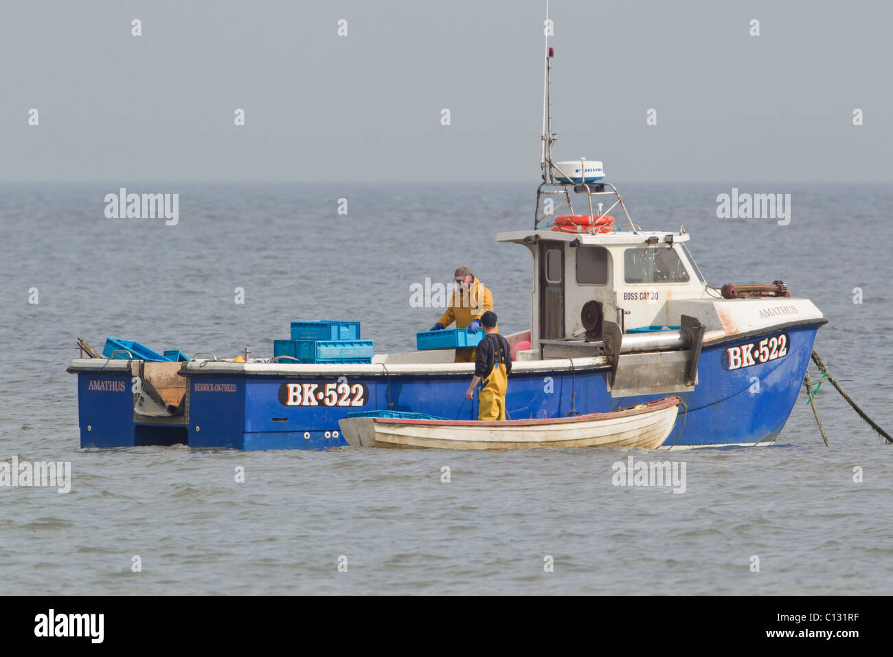 I pescatori con barca, Boulmer beach, Northumberland coast, Inghilterra Foto Stock
