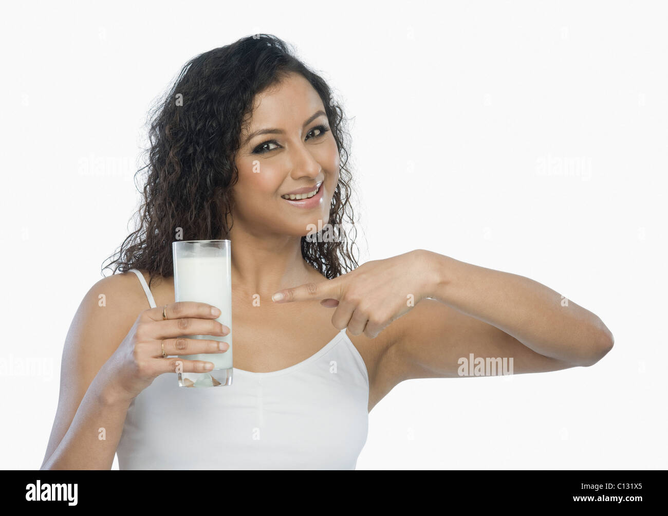 Ritratto di una donna che fanno riferimento a un bicchiere di latte Foto Stock