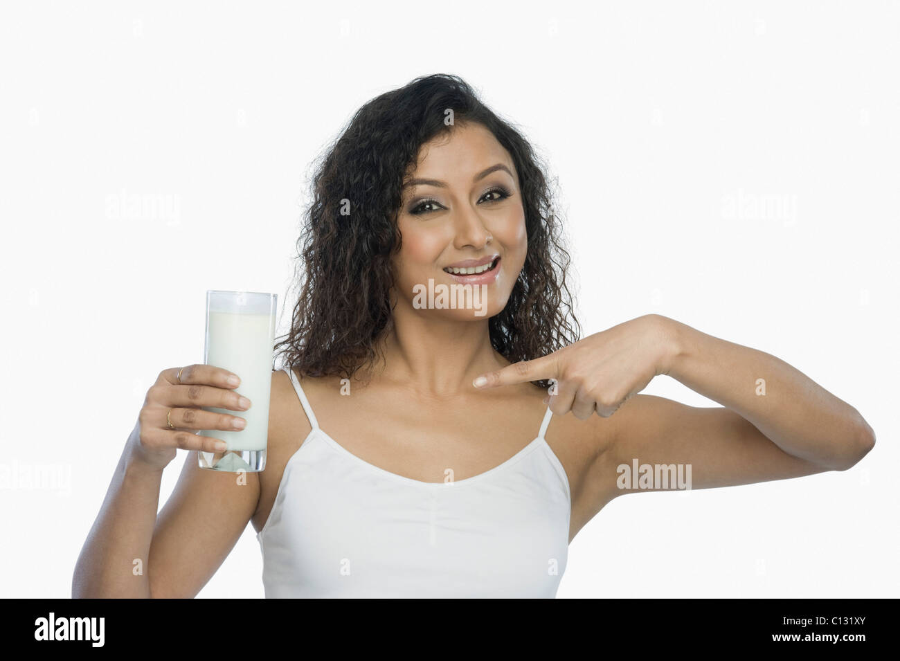 Ritratto di una donna che fanno riferimento a un bicchiere di latte Foto Stock