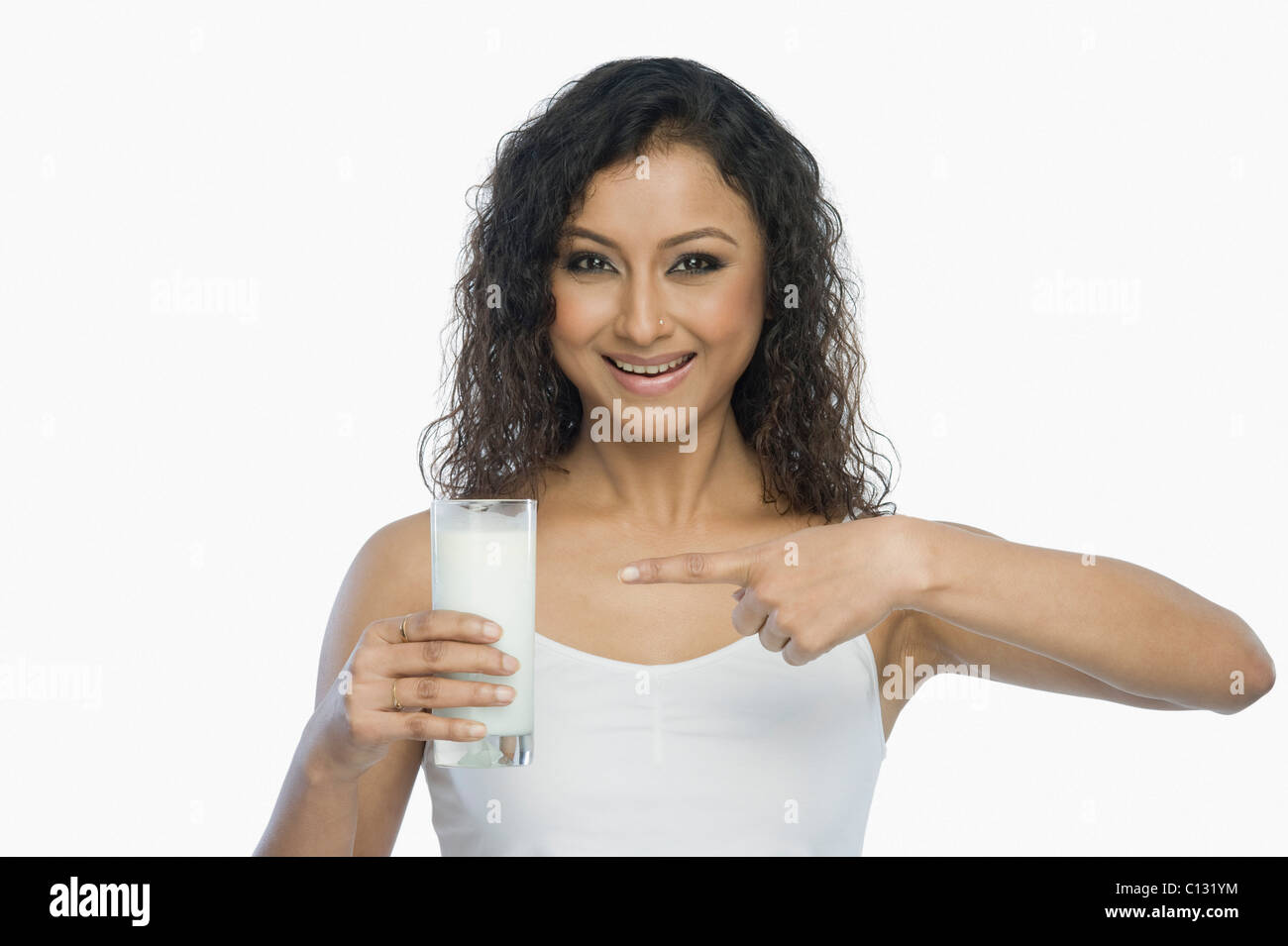 Ritratto di una donna che fanno riferimento a un bicchiere di latte Foto Stock