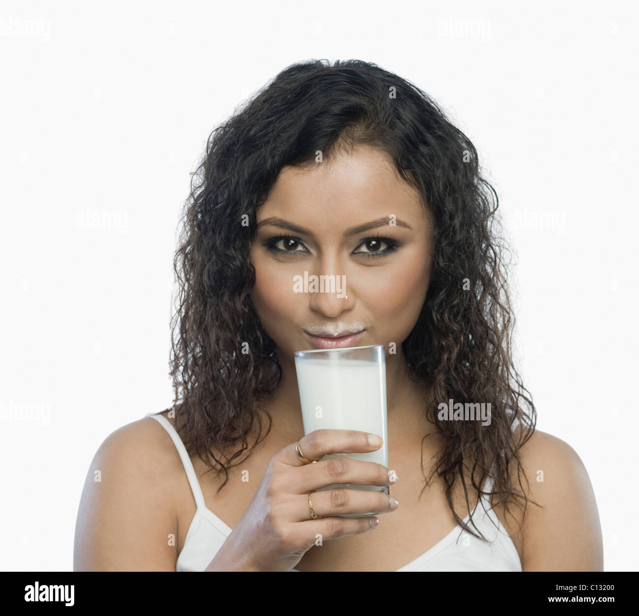 Ritratto di una donna di bere un bicchiere di latte Foto Stock