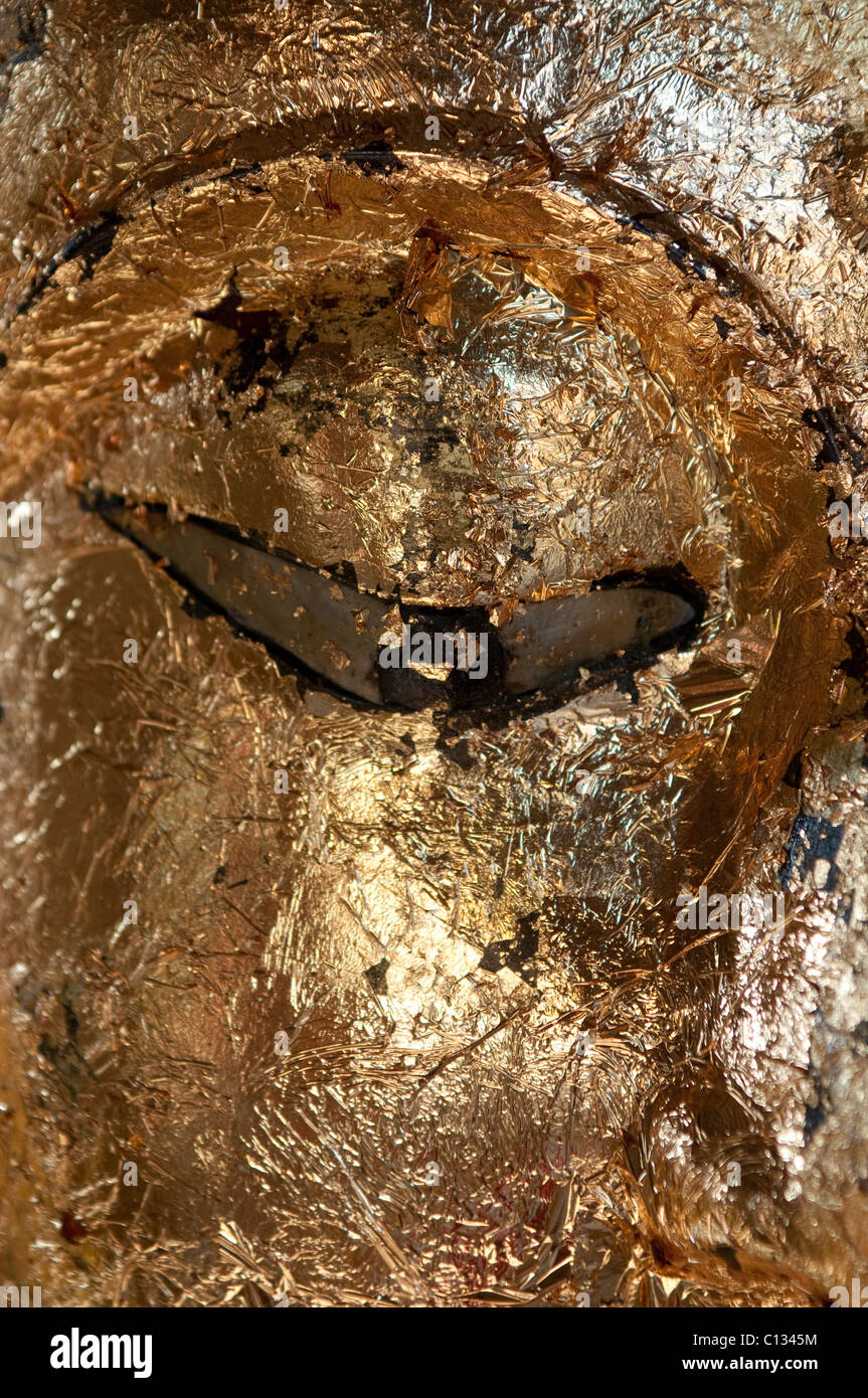 Primo piano di foglie d'oro, coperto di Buddha volto, Wat Phra That Haripunjaya, Lamphun, Thailandia Foto Stock
