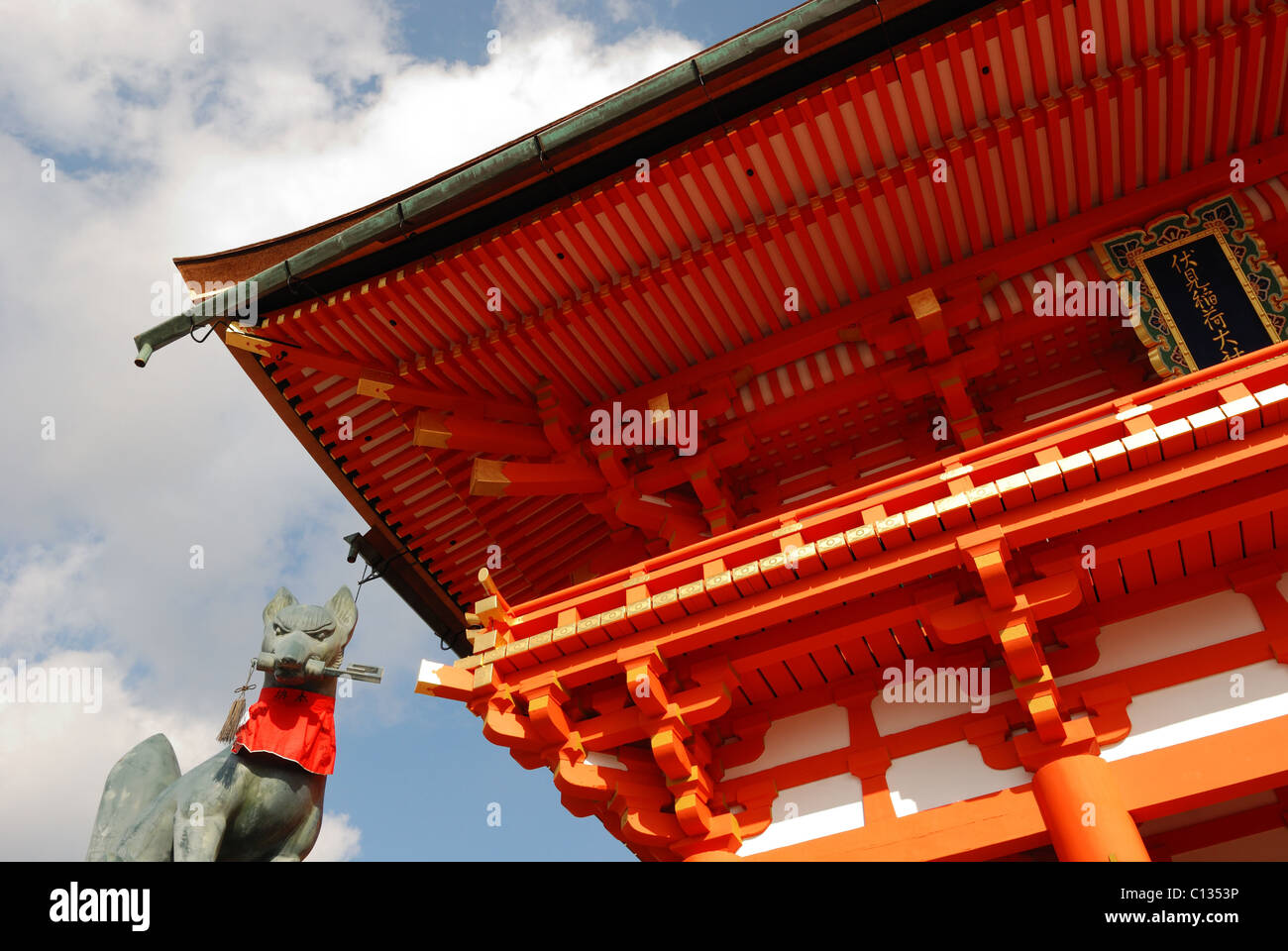 Dettaglio del tempio principale di Fushimi Inari Shrine in Kyoto, Giappone, dedicato a Inari o riso di dio Foto Stock