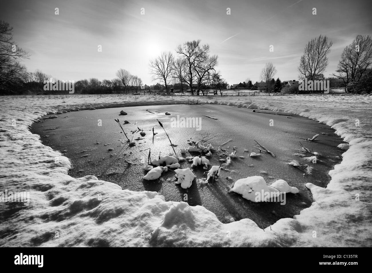 Vista ravvicinata del lago ghiacciato con neve invernale. Foto Stock