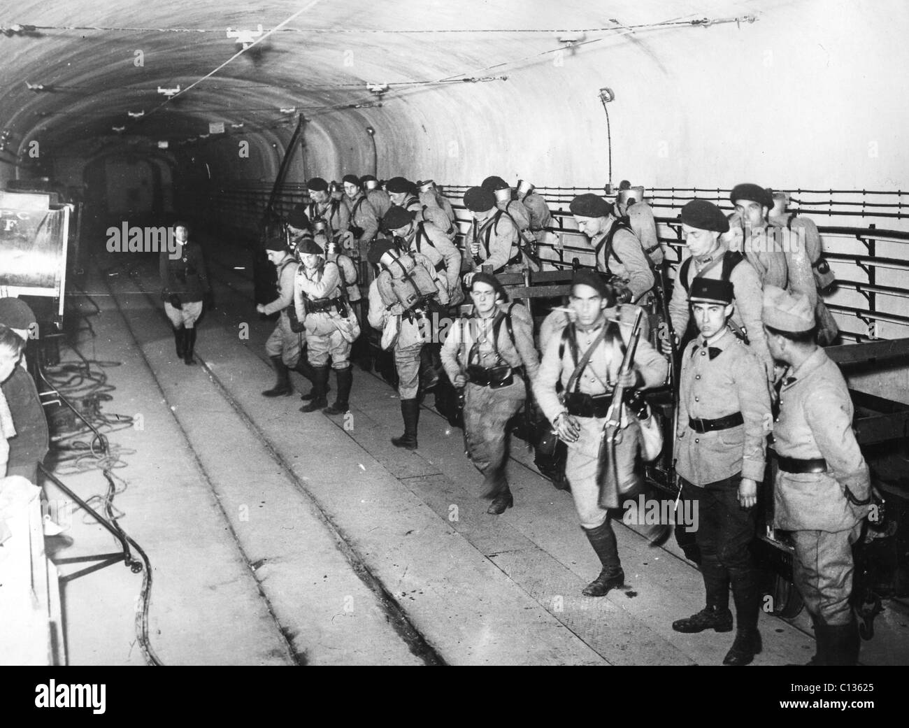 Linea Maginot le truppe francesi a fianco della Decauville ferrovia a scartamento ridotto tansporting bracci, uomini e cibo per le varie fortezze Foto Stock