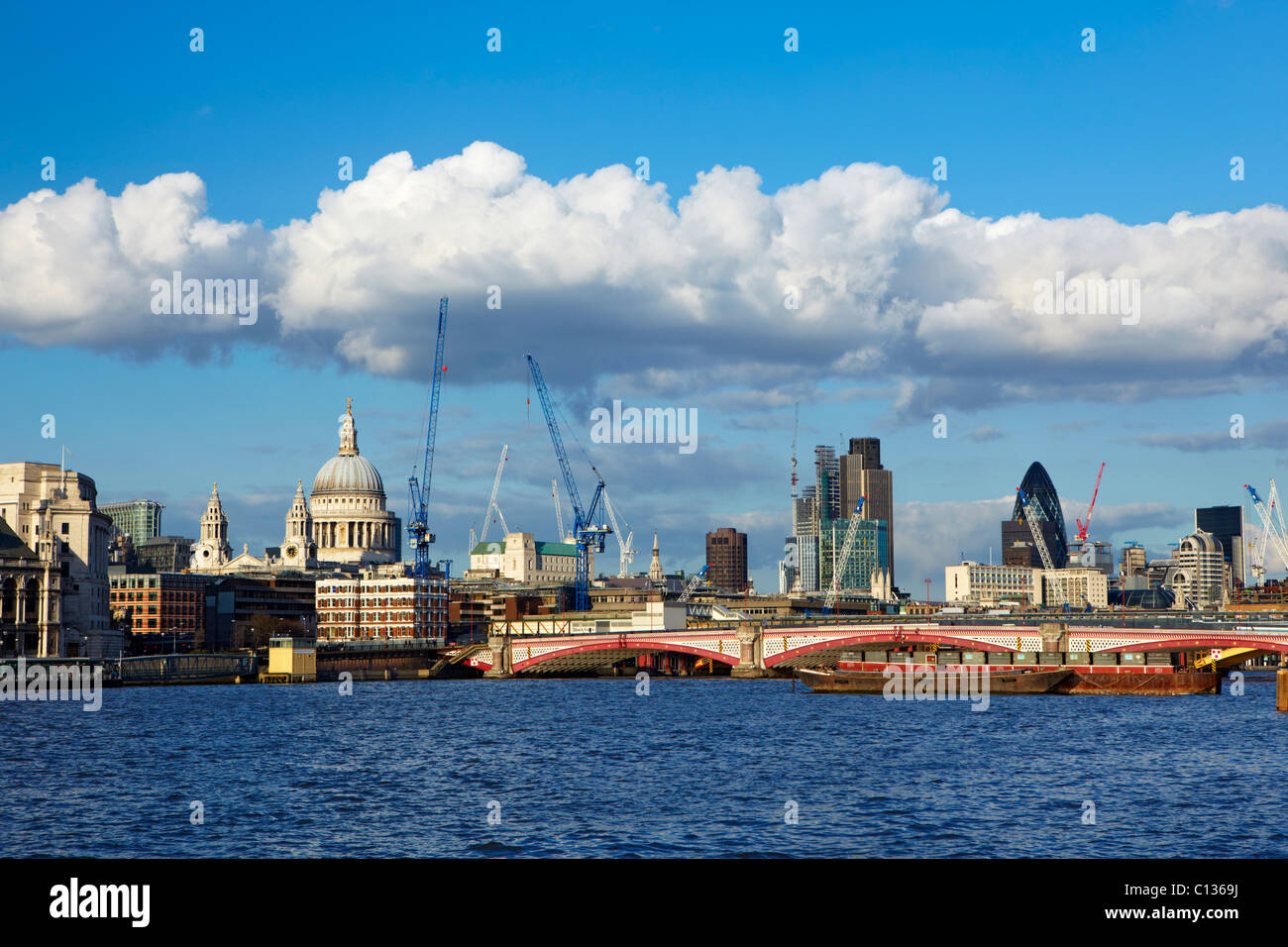 Vista sul Fiume Tamigi verso la città di Londra e la Cattedrale di St Paul Foto Stock
