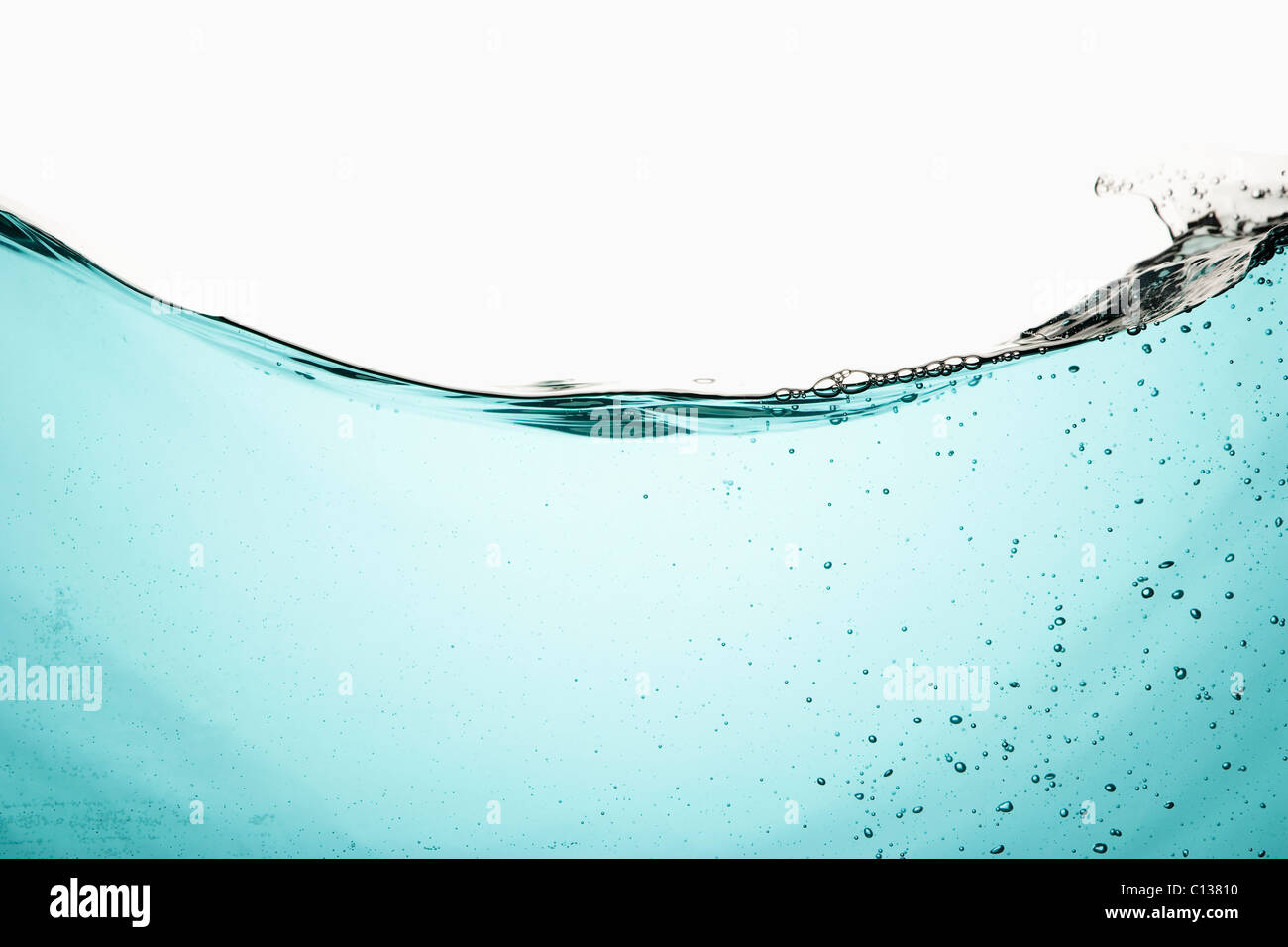 Acqua con bolle su sfondo bianco Foto Stock
