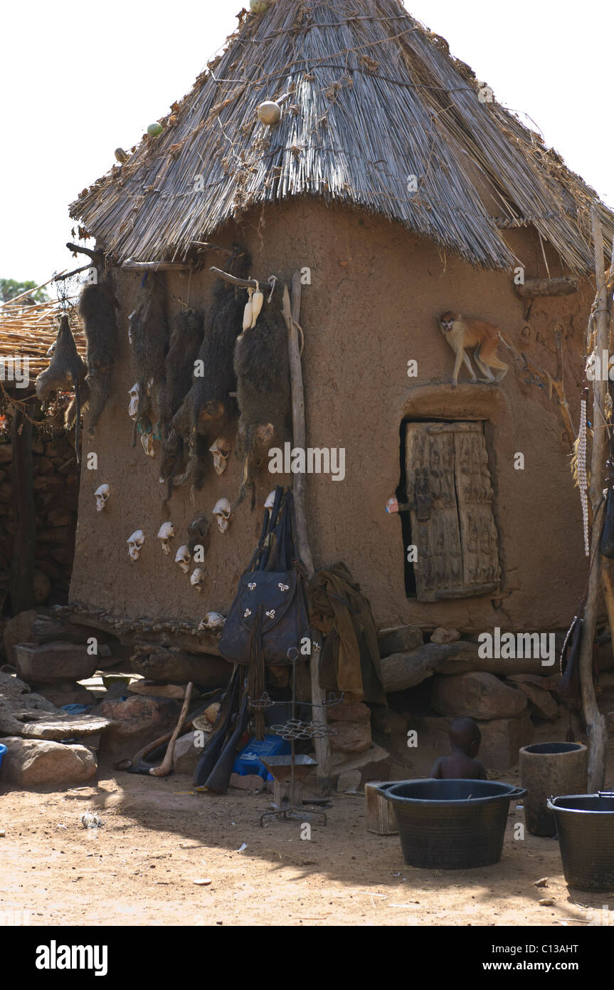 Hunter's house con trofeo sulla parete. Villaggio Begnemato. Altopiano Dogon, Pays Dogon del Mali Foto Stock