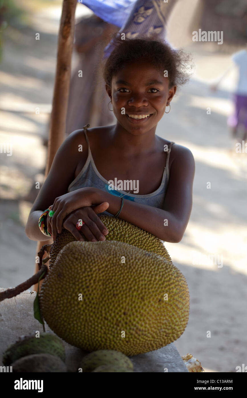 Stallholder di mercato con l'albero del pane (Artocarpus sp. ). Madagascar. Foto Stock