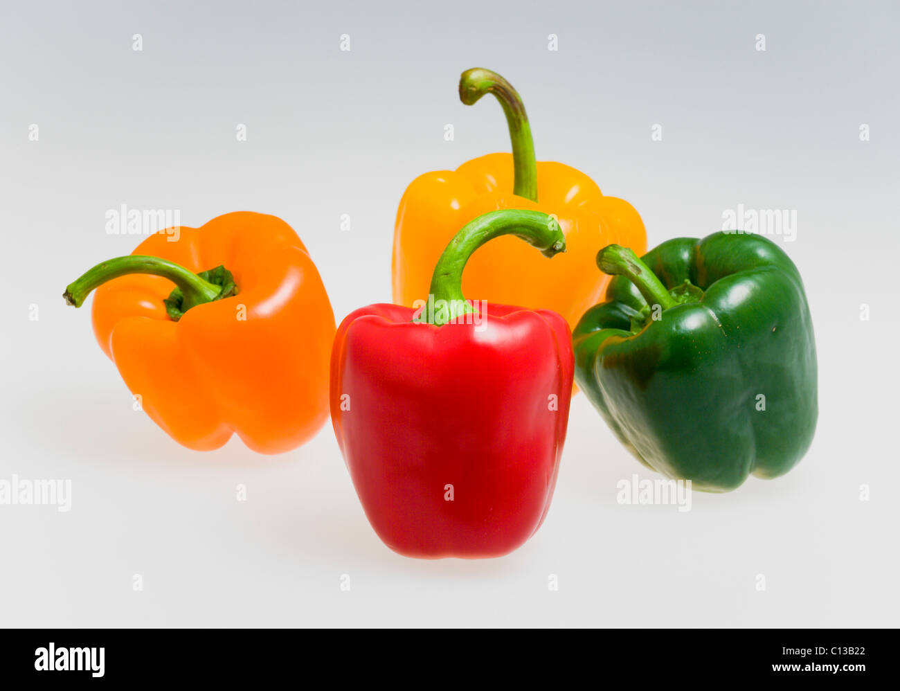 Cibo, verdure, peperoni, rosso verde arancione e giallo peperoni dolci peperoni. Foto Stock