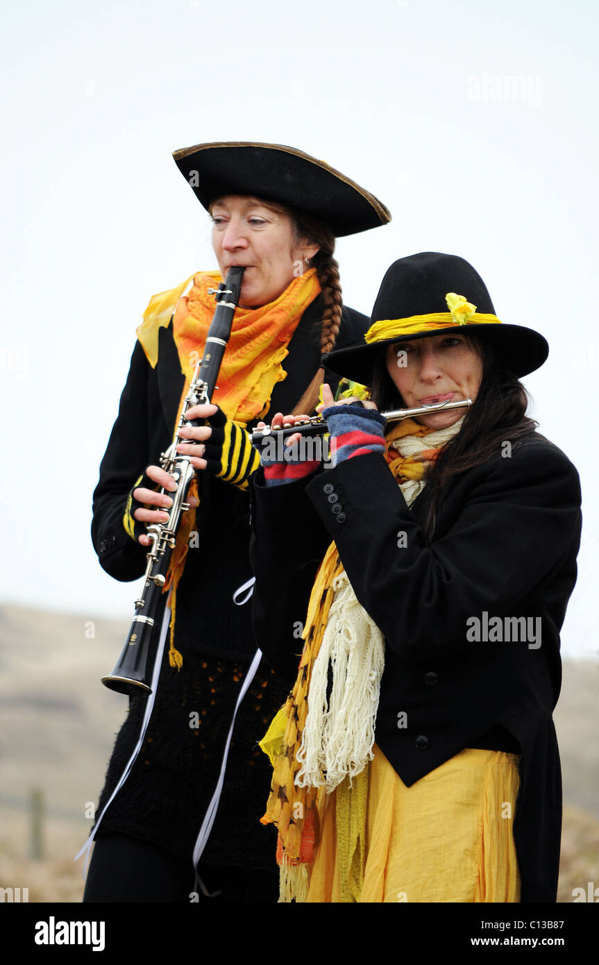 Femmina di due musicisti di suonare in un cornish folk band su st.pirans giorno in cornwall, Regno Unito Foto Stock