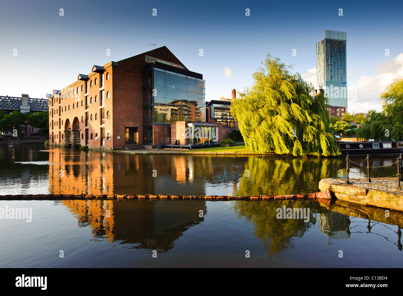 Castlefield zona del canale Manchester con beetham hilton in background Foto Stock