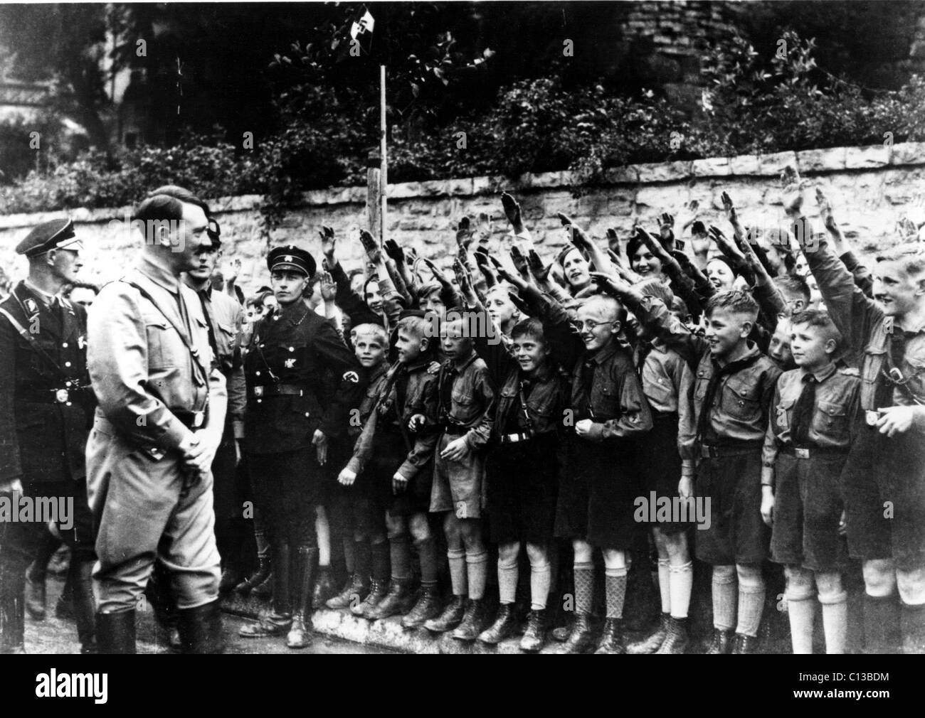 Adolf Hitler con la gioventù hitleriana non datato, braccia alzate nel saluto nazista Foto Stock
