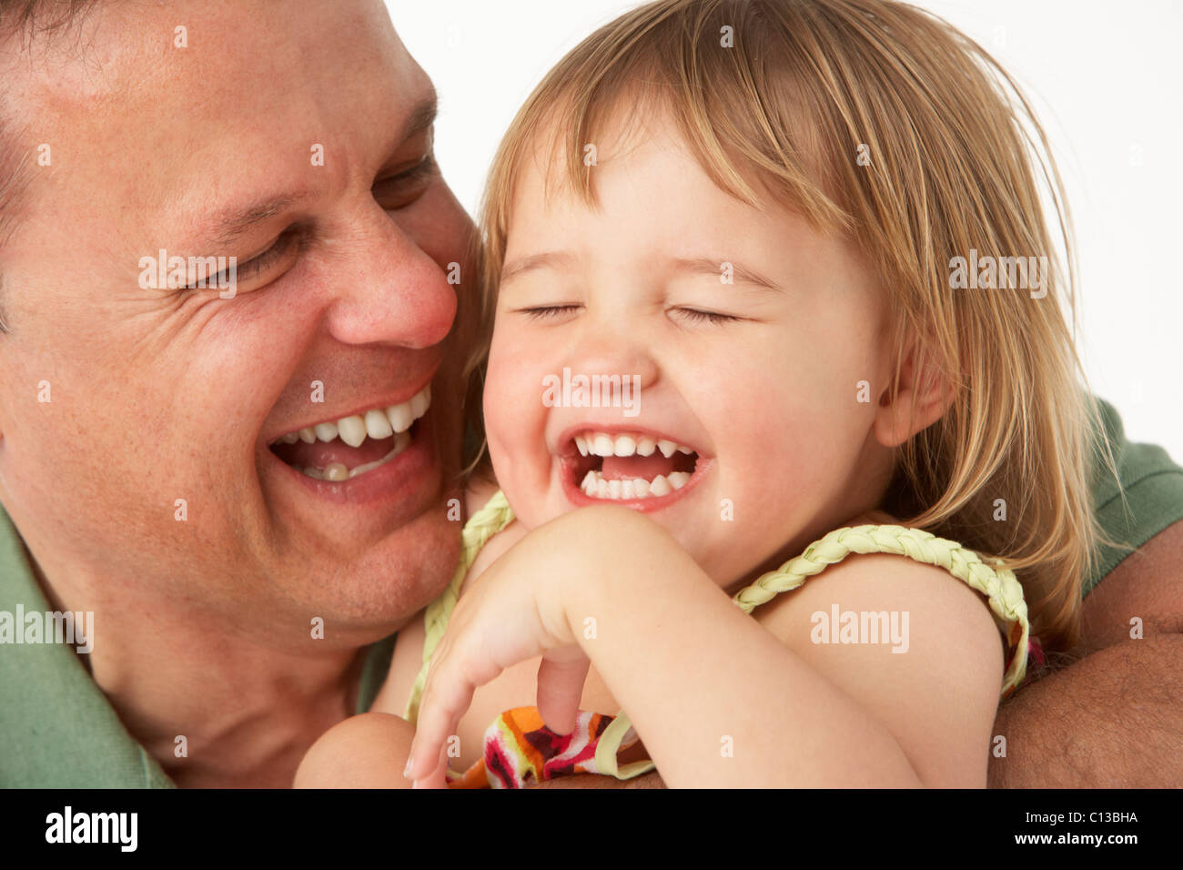 Giovane uomo detiene il bambino nelle braccia Foto Stock