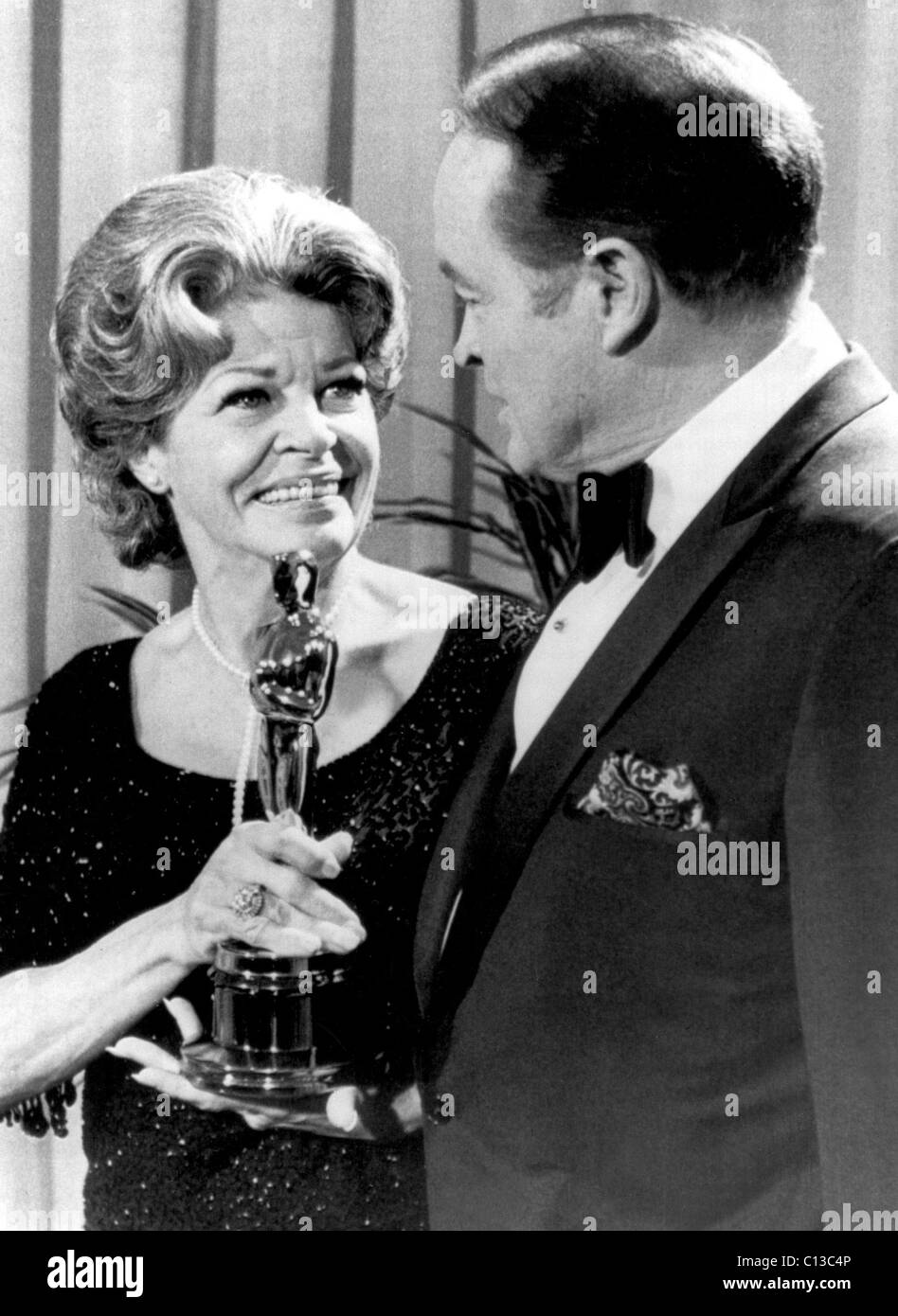 MARTHA Raye prende una tardiva Jean Hersholt Humanitarian Award (per intrattenere le truppe della seconda guerra mondiale) da pal/emcee Bob Hope all'Oscar 1969 Foto Stock