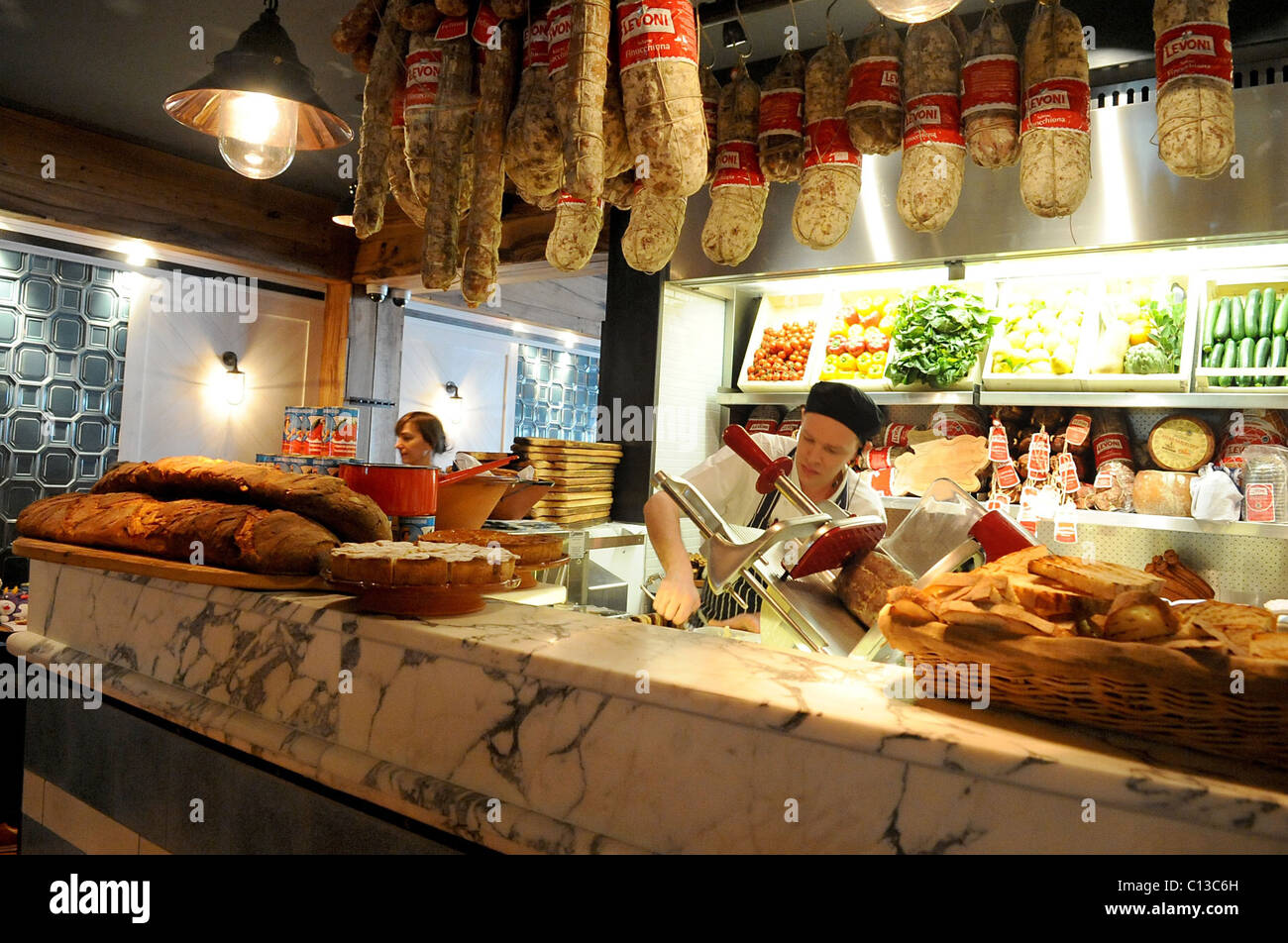 Chef al lavoro dietro il contatore interno Jamie's Italian in Brighton, uno di una catena di proprietà di celebrity chef Jamie Oliver Foto Stock